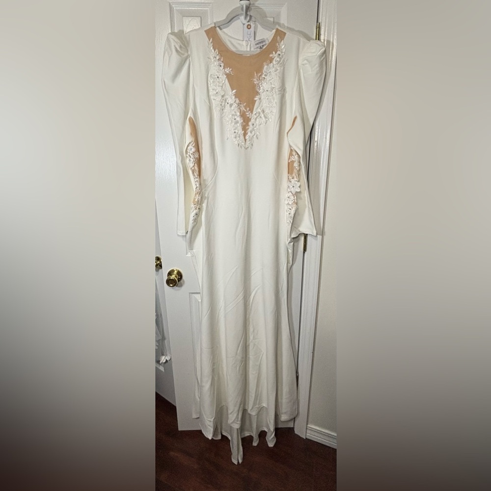 NEW White/Ivory SZ 4X (20) Lace-Embellished Wedding Gown with small train.